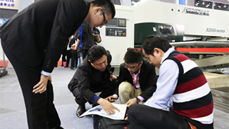 Assina contrato com Suzhou Aike Machinery na Feira da Indústria 